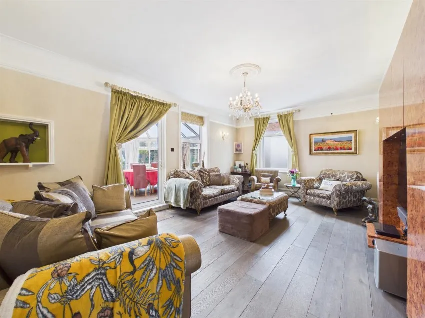 Four Bedroom House With Detached Coach House, photo 2