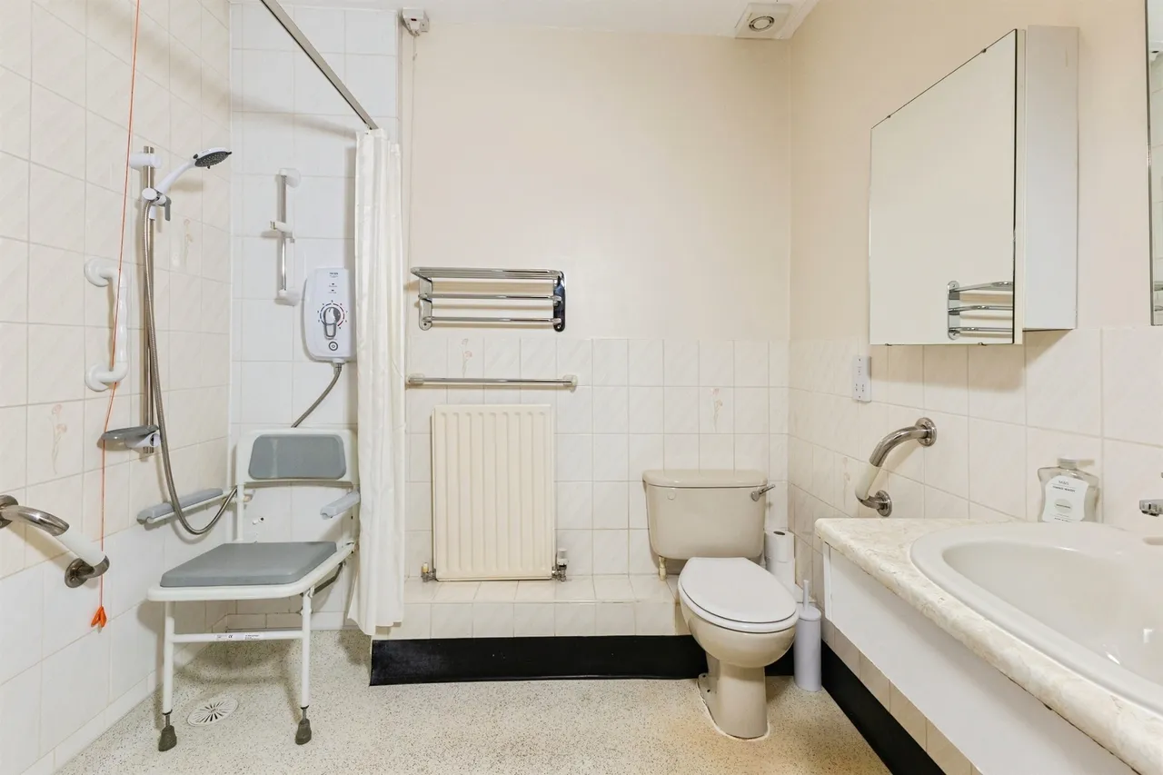 Emmbrook Court, Reading, RG6, photo 12