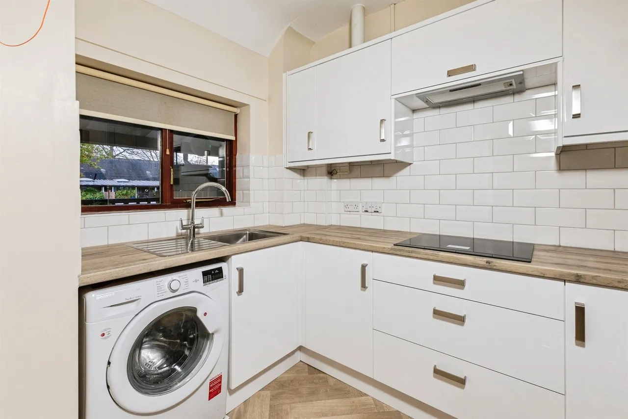Emmbrook Court, Reading, RG6, photo 2