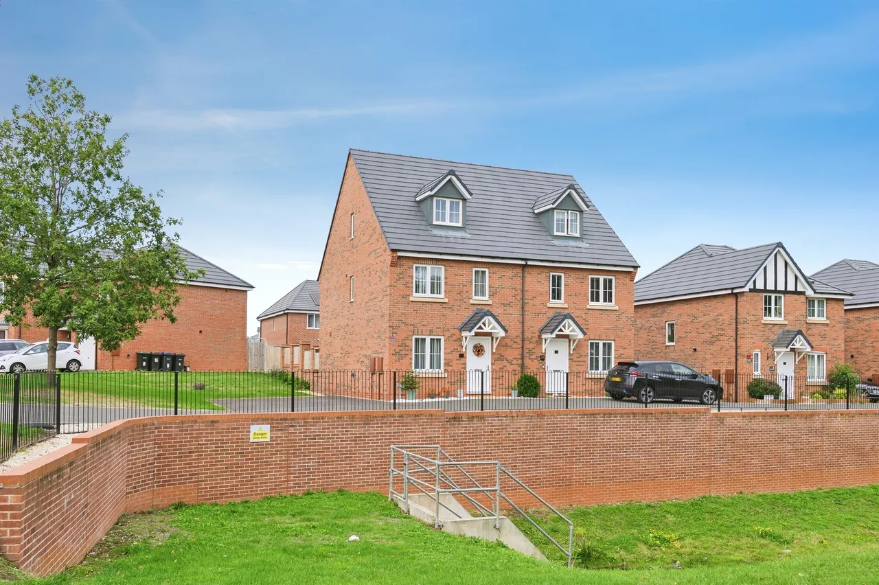 3 bed house for sale — Battalion Drive, Sutton Coldfield