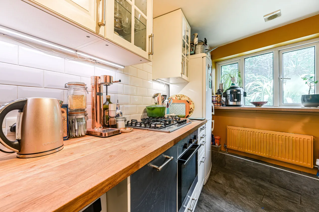 1 bed flat for sale — Basement Flat, 68 Limes Grove, London