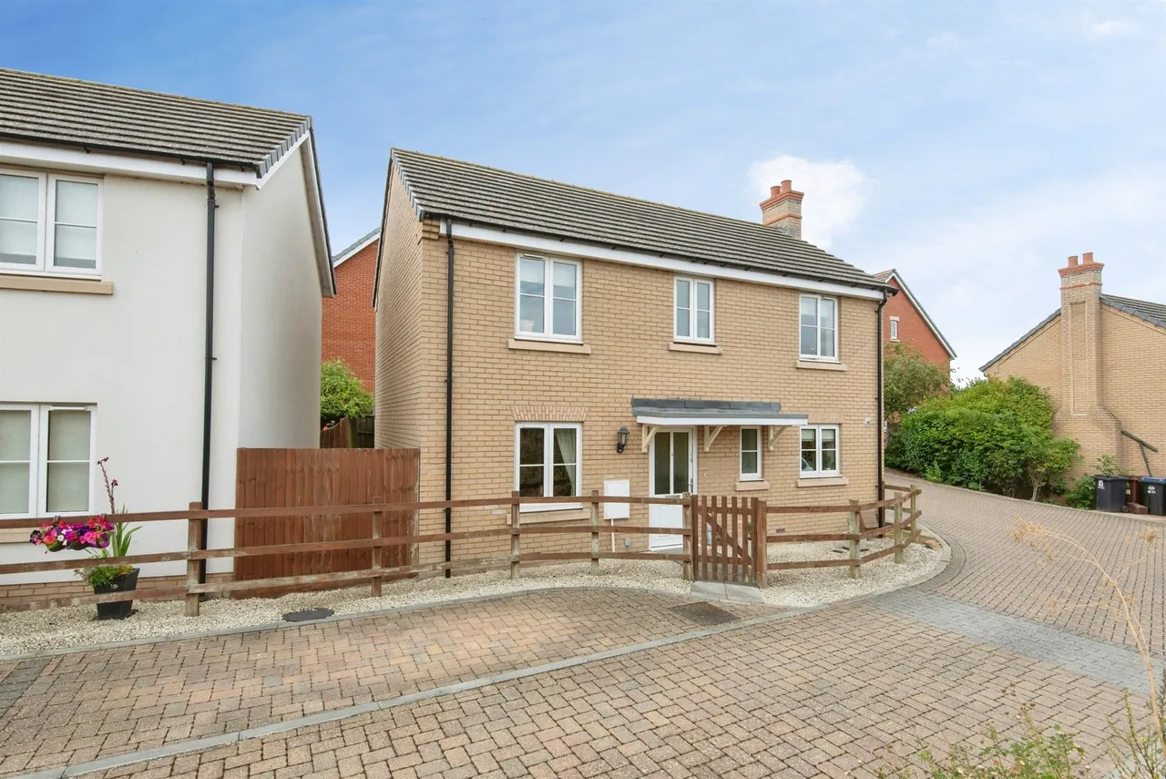 4 bed house for sale — Binyon Way, Royston