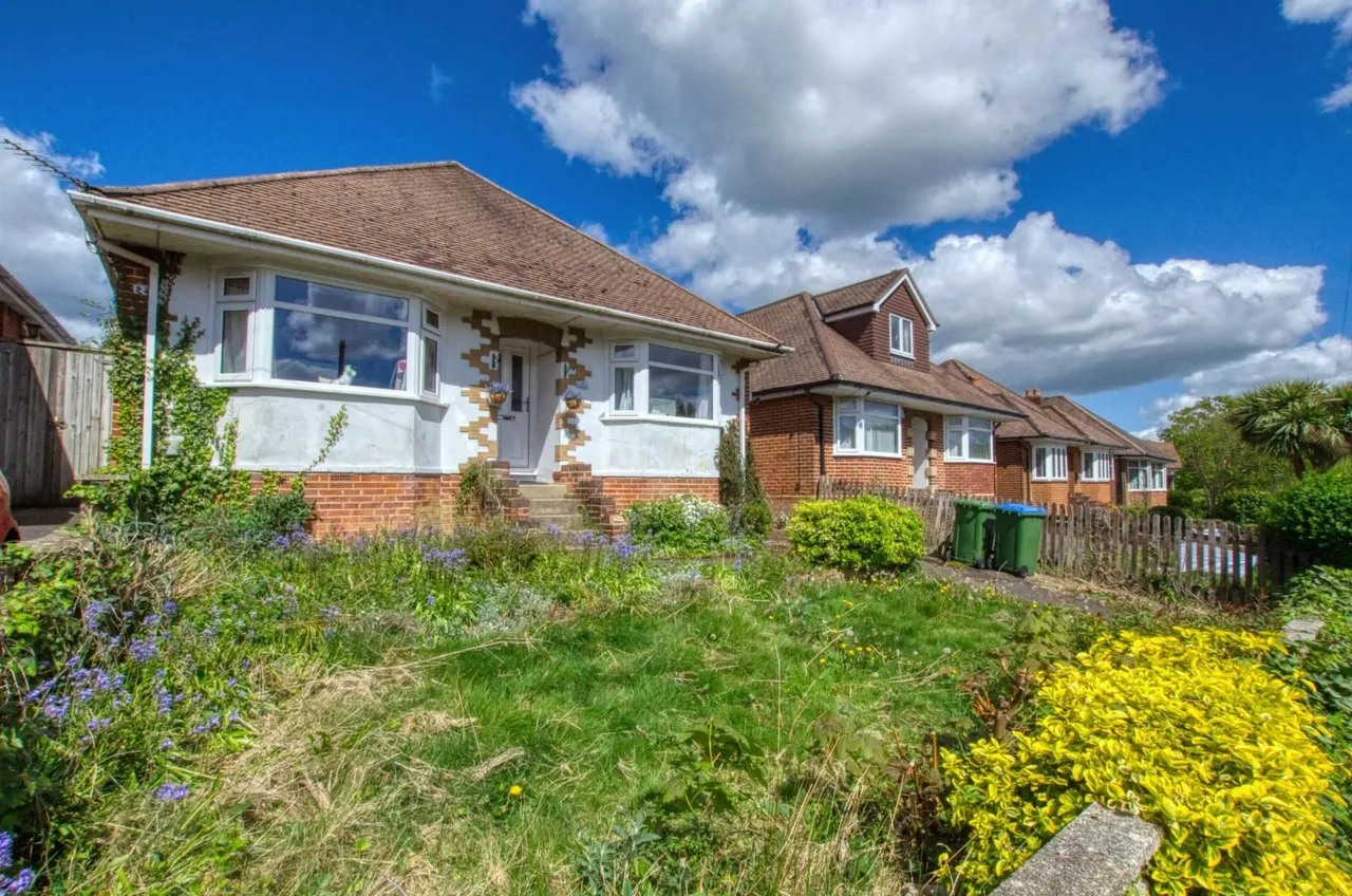 3 bed house for sale — Burnham Chase, Southampton, SO18 5DF
