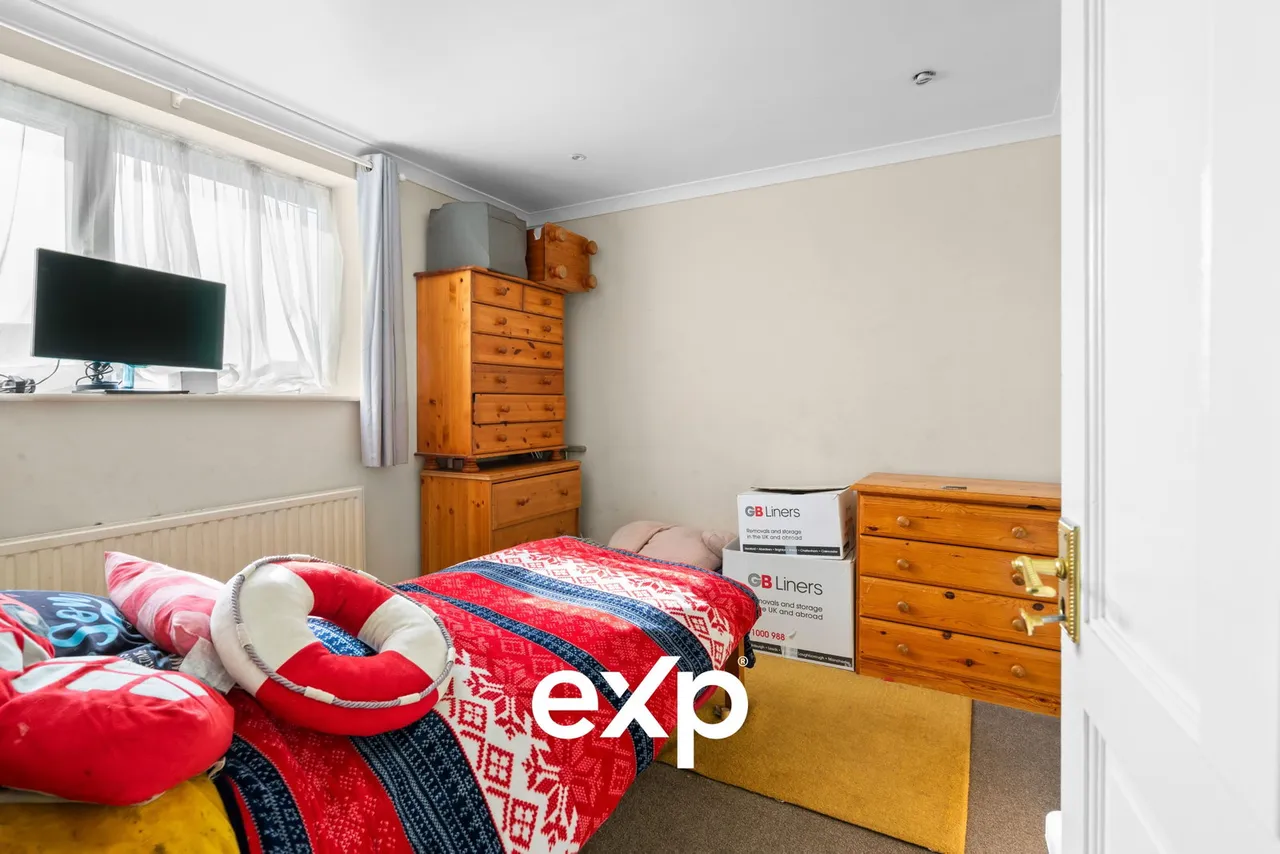 Sparrow Farm Drive, Feltham, TW14, photo 7