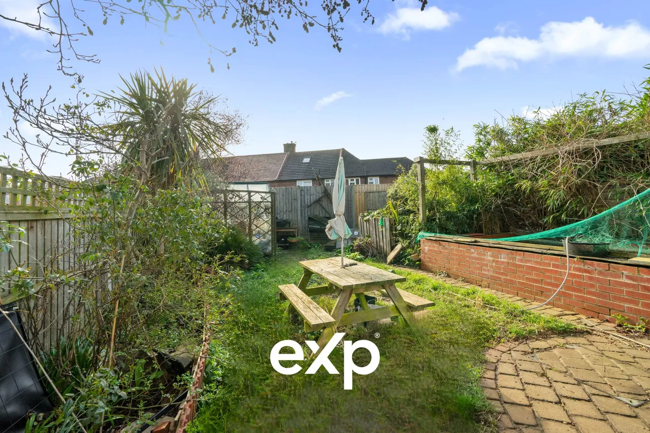 Sparrow Farm Drive, Feltham, TW14, photo 9