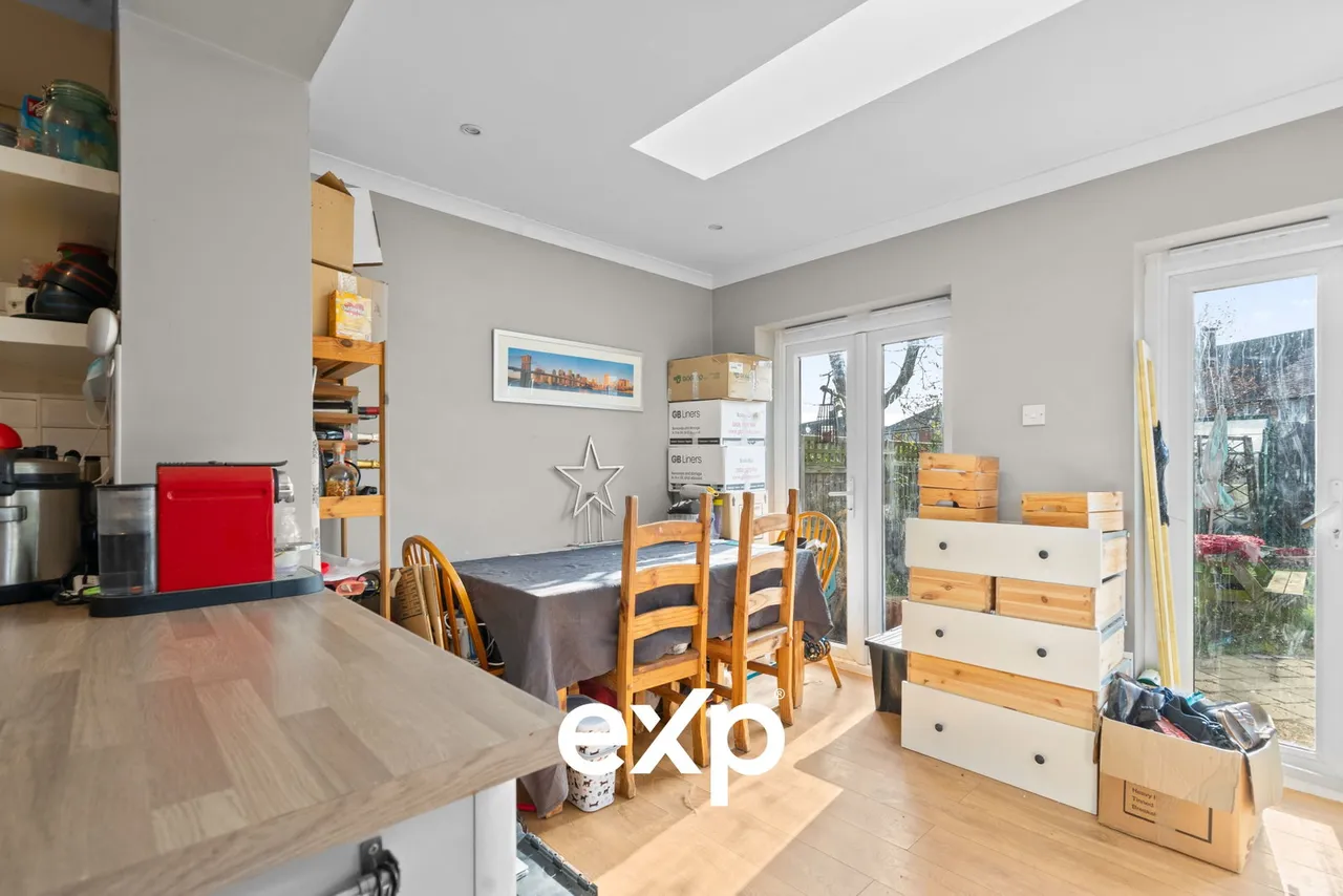Sparrow Farm Drive, Feltham, TW14, photo 4