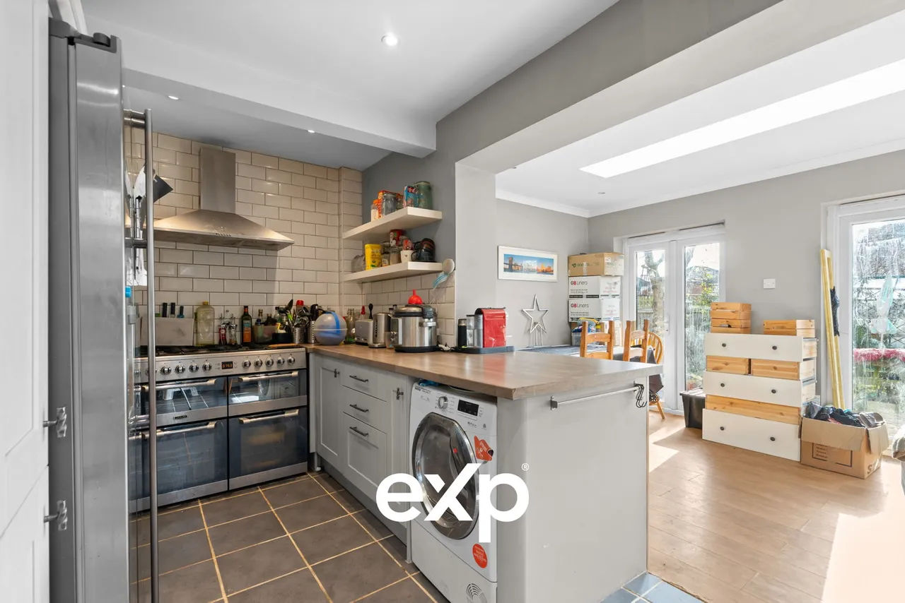 Sparrow Farm Drive, Feltham, TW14, photo 2