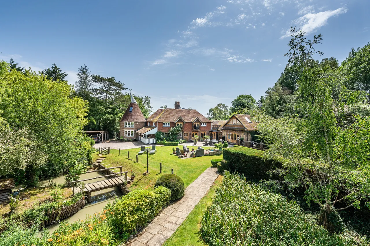 6 bed house for sale, Pikes Lane, Crowhurst, RH7