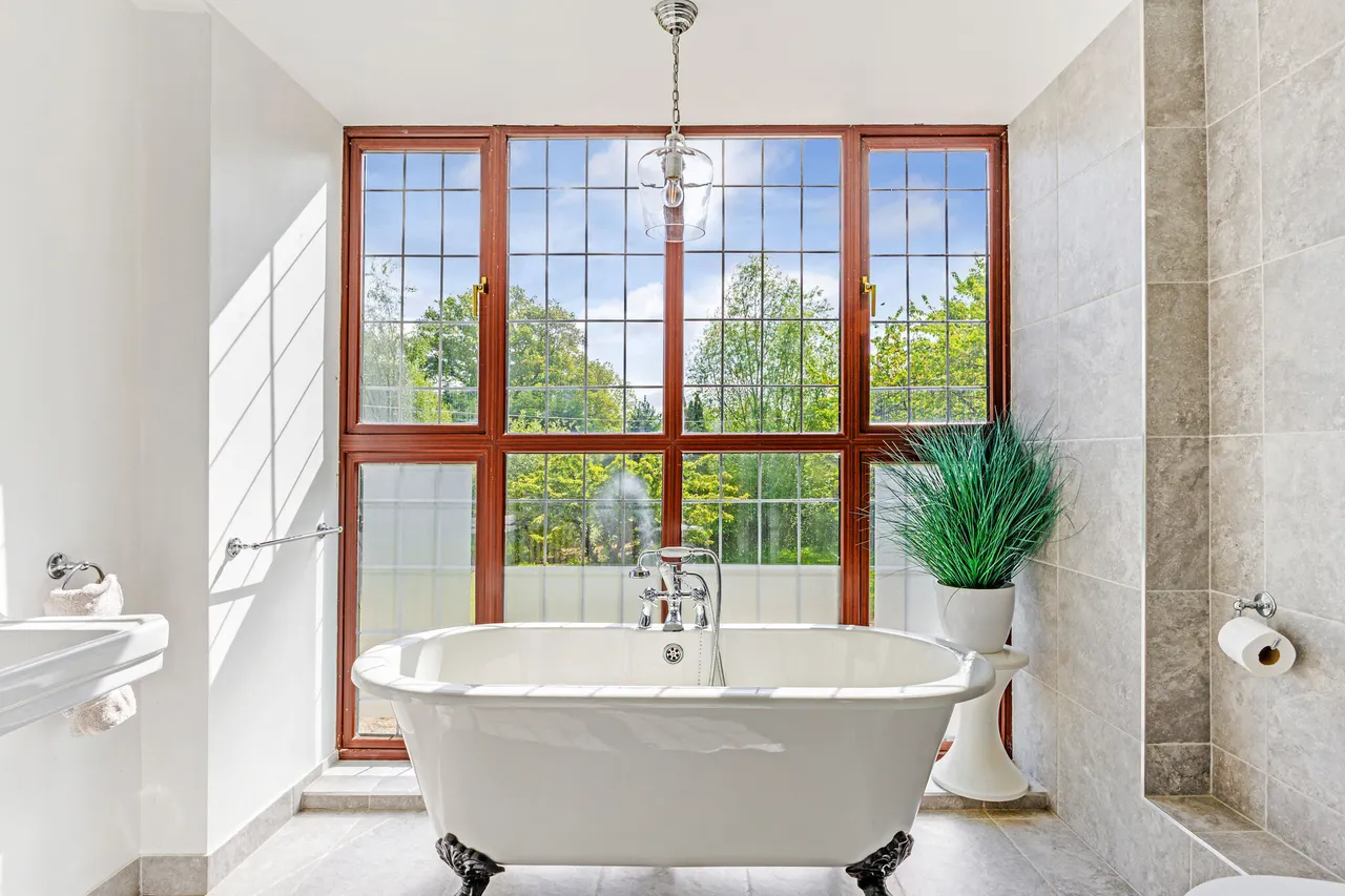 Chalky Lane, Dogmersfield, RG27, photo 2