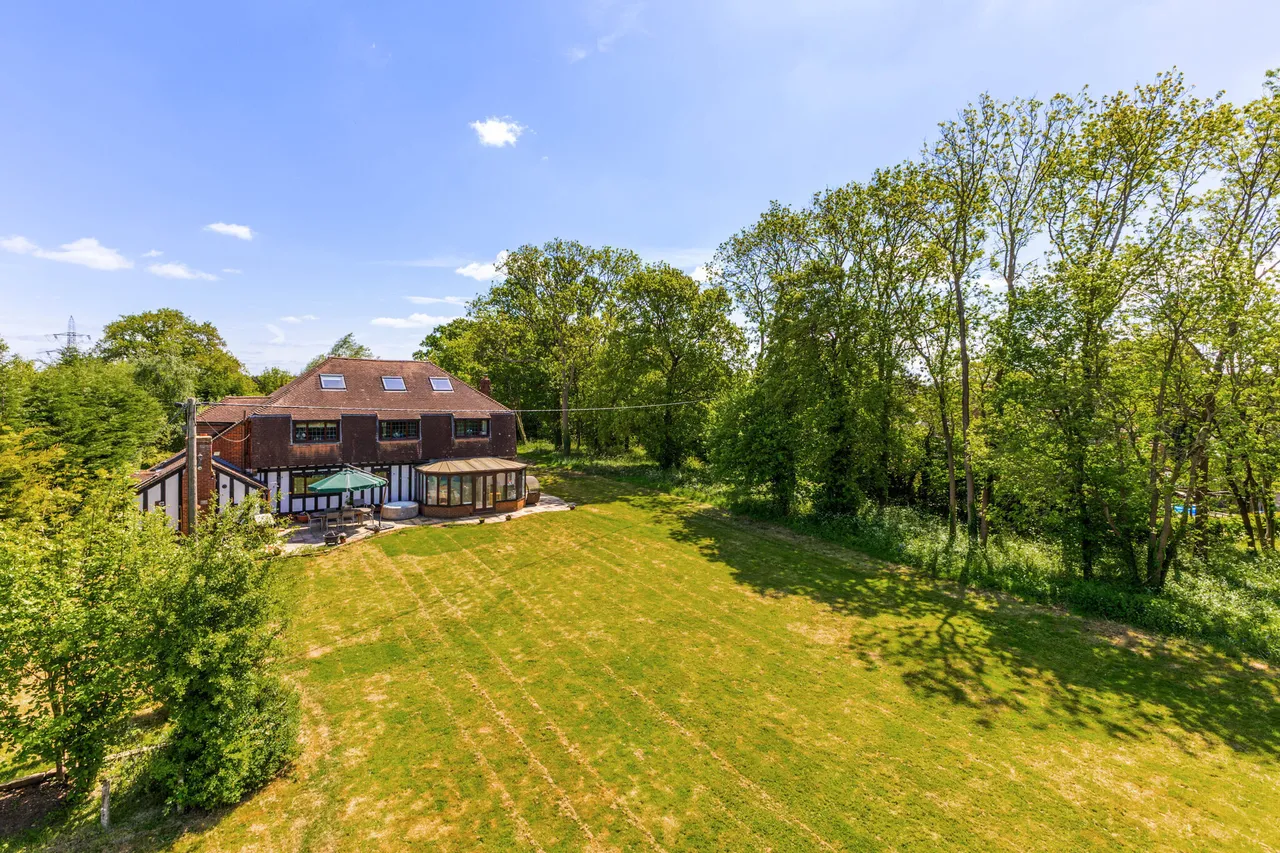 Chalky Lane, Dogmersfield, RG27, photo 4