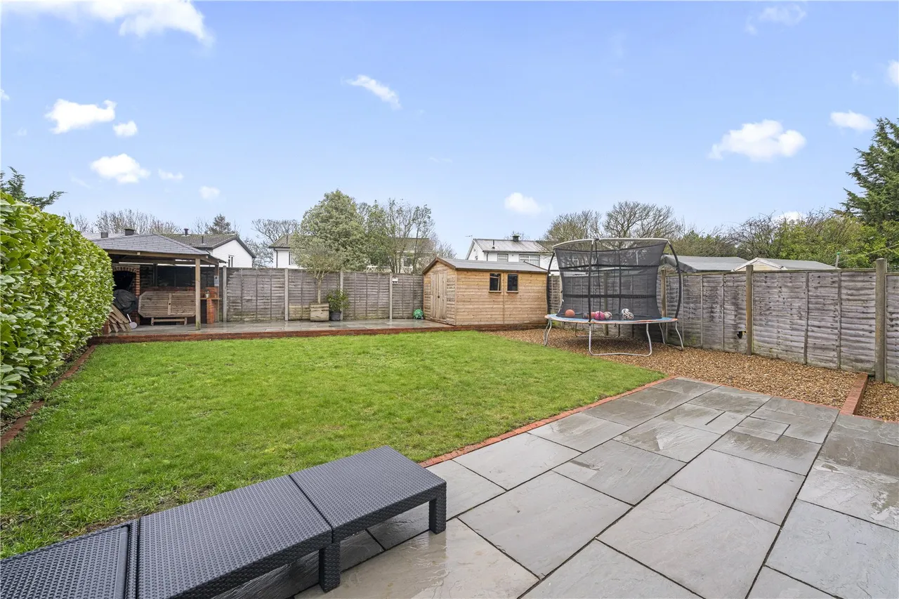 Lime Crescent, Sunbury, TW16 5NT, photo 2