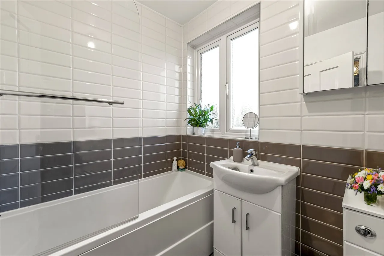 Lime Crescent, Sunbury, TW16 5NT, photo 10