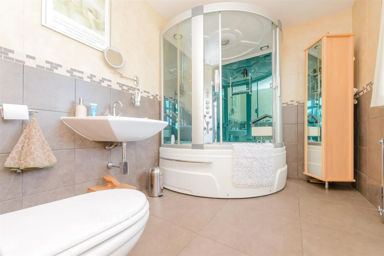 Woodland Close, New Barn, DA3, photo 8