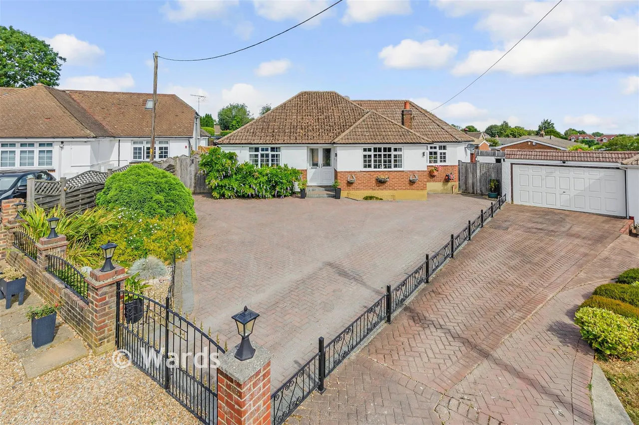 3 bed house for sale, Woodland Close, New Barn, DA3
