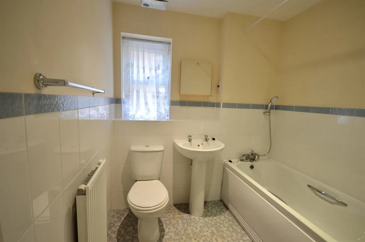 4 Wood Lane, Ruislip, photo 6