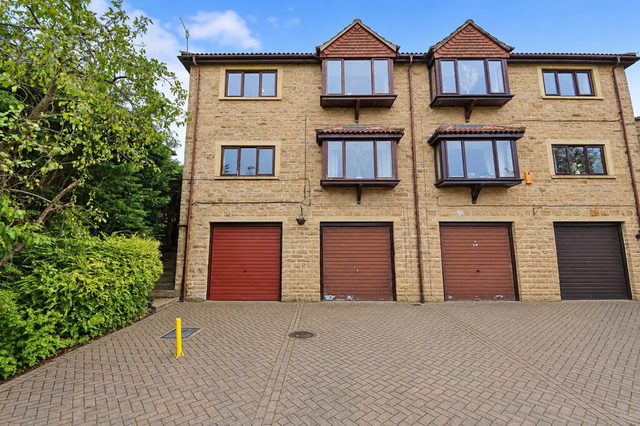 2 bed flat for sale, Shipley, Bradford, BD18