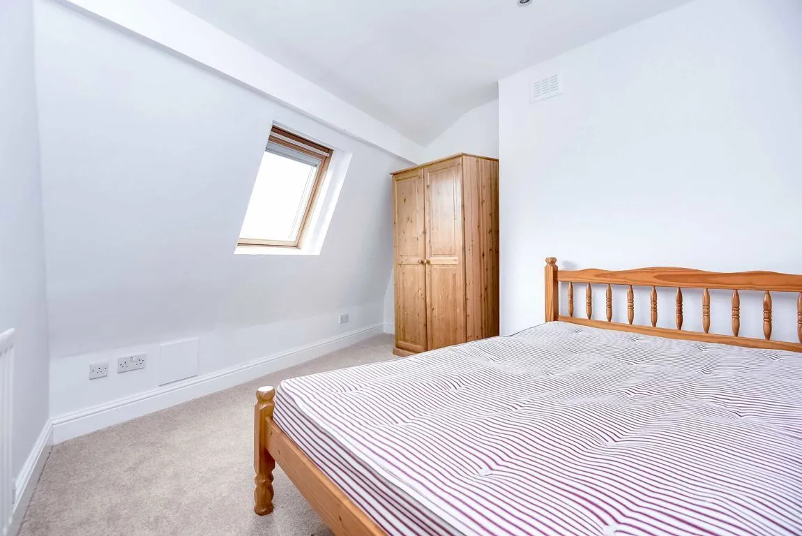 Balham High Road, SW12, photo 3