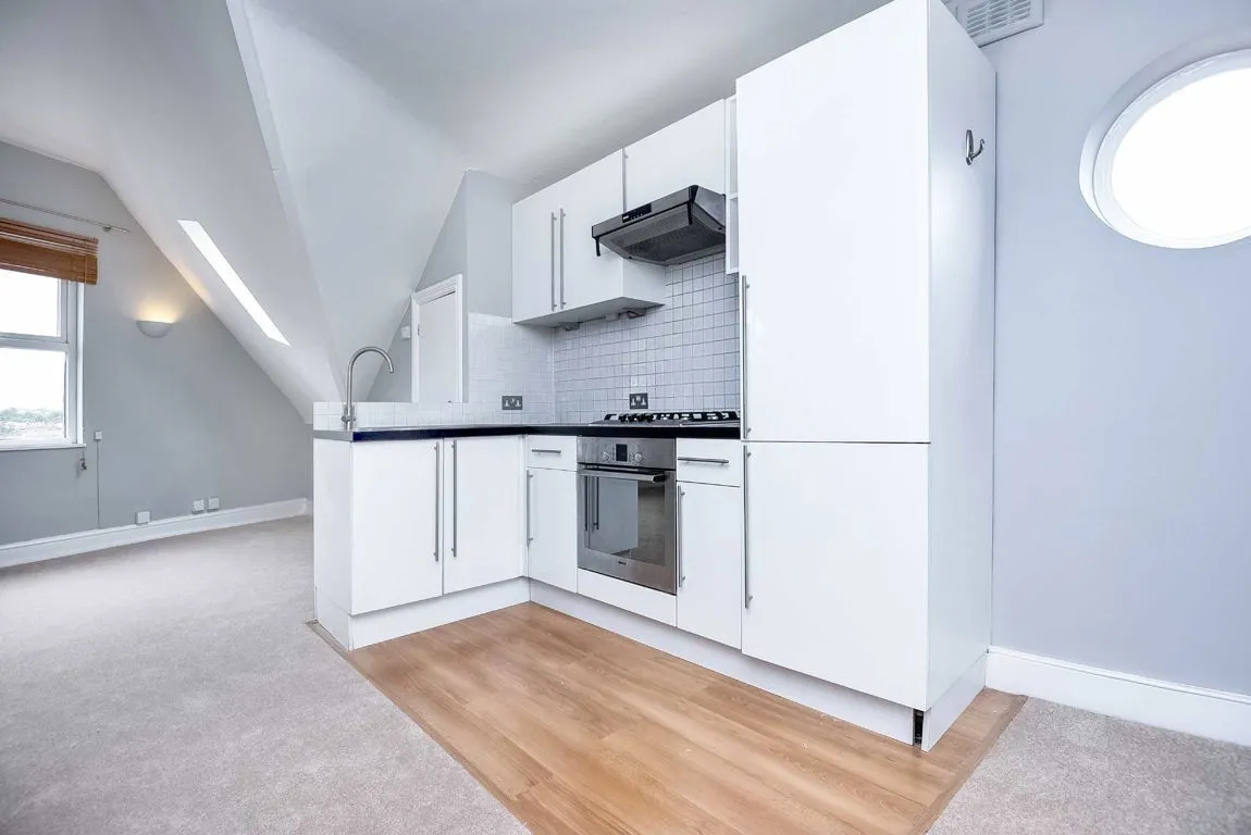 1 bed flat to rent, Balham High Road, SW12