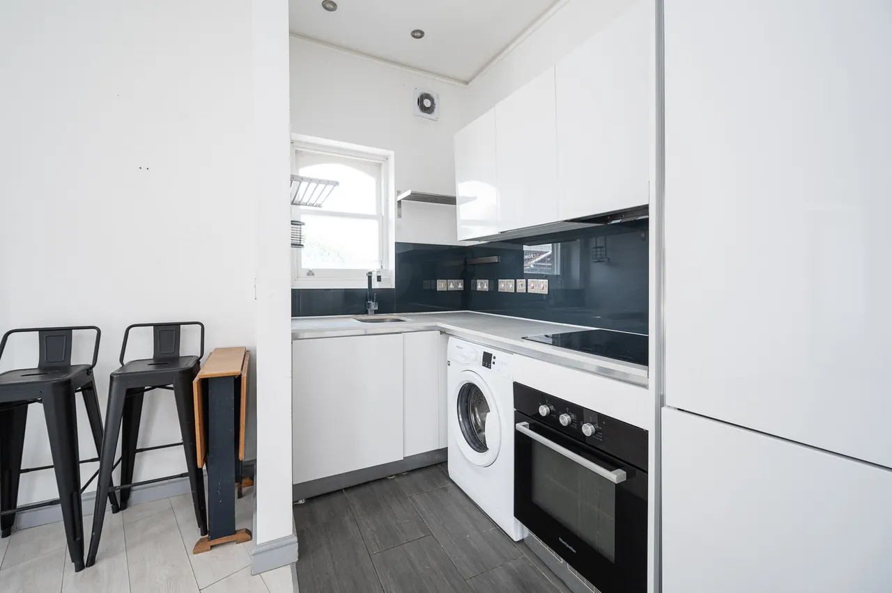Flat 1, 81 Alvington Crescent, London, photo 3
