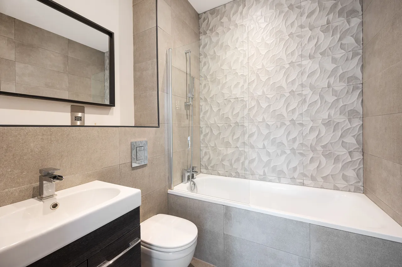 Flat 1, 81 Alvington Crescent, London, photo 5