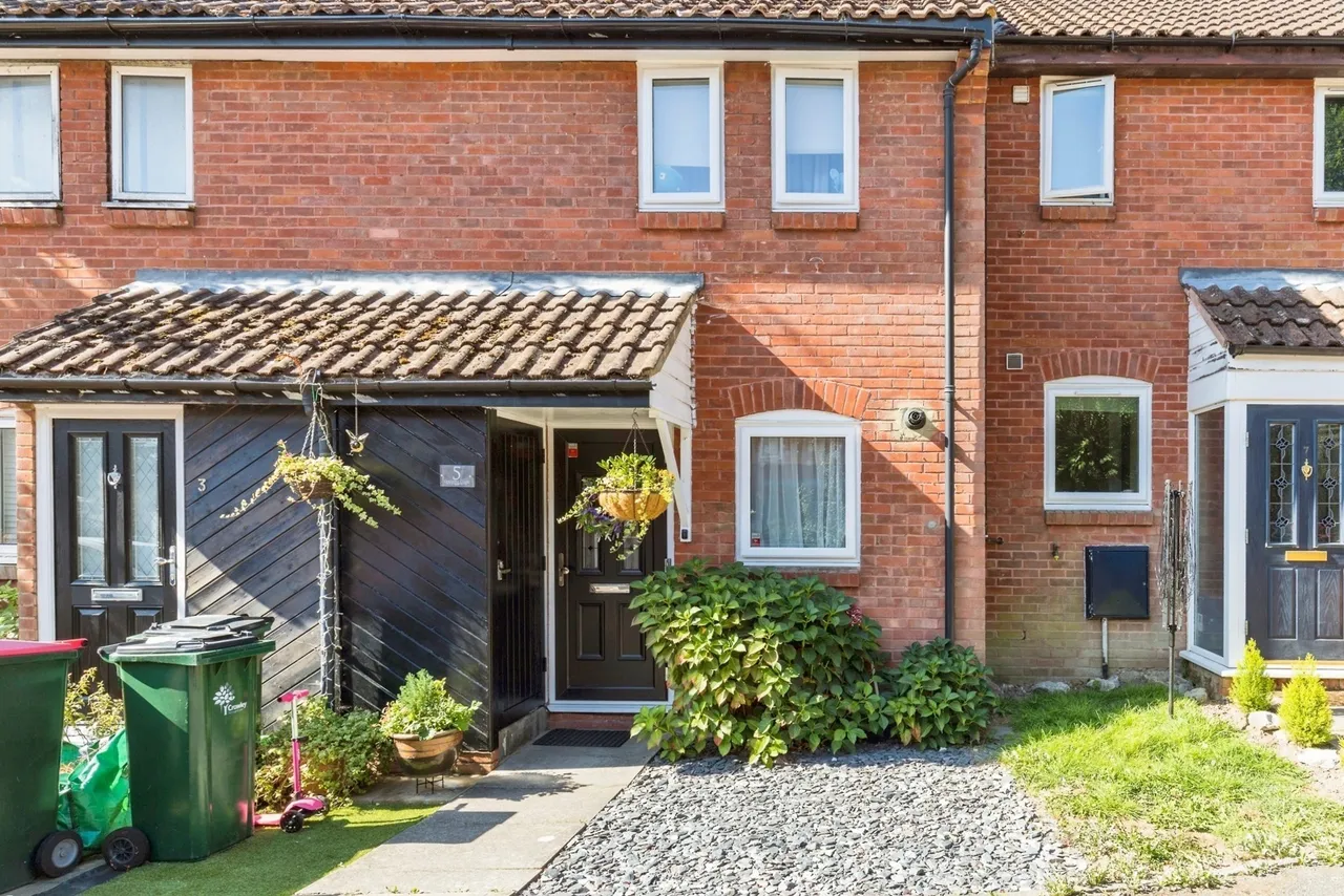 2 bed house for sale, Oakapple Close, Crawley, RH11