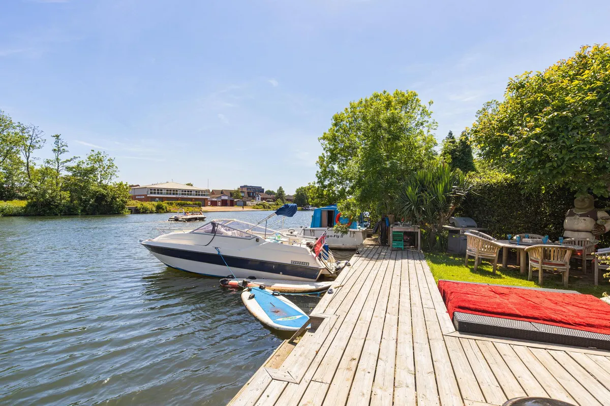 Wheatleys Eyot, Sunbury-on-thames, TW16, photo 2