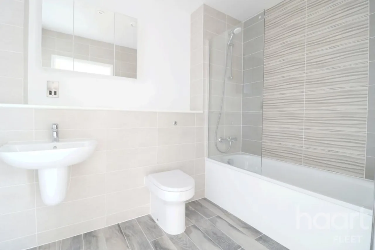Farnborough Road, GU14, photo 6