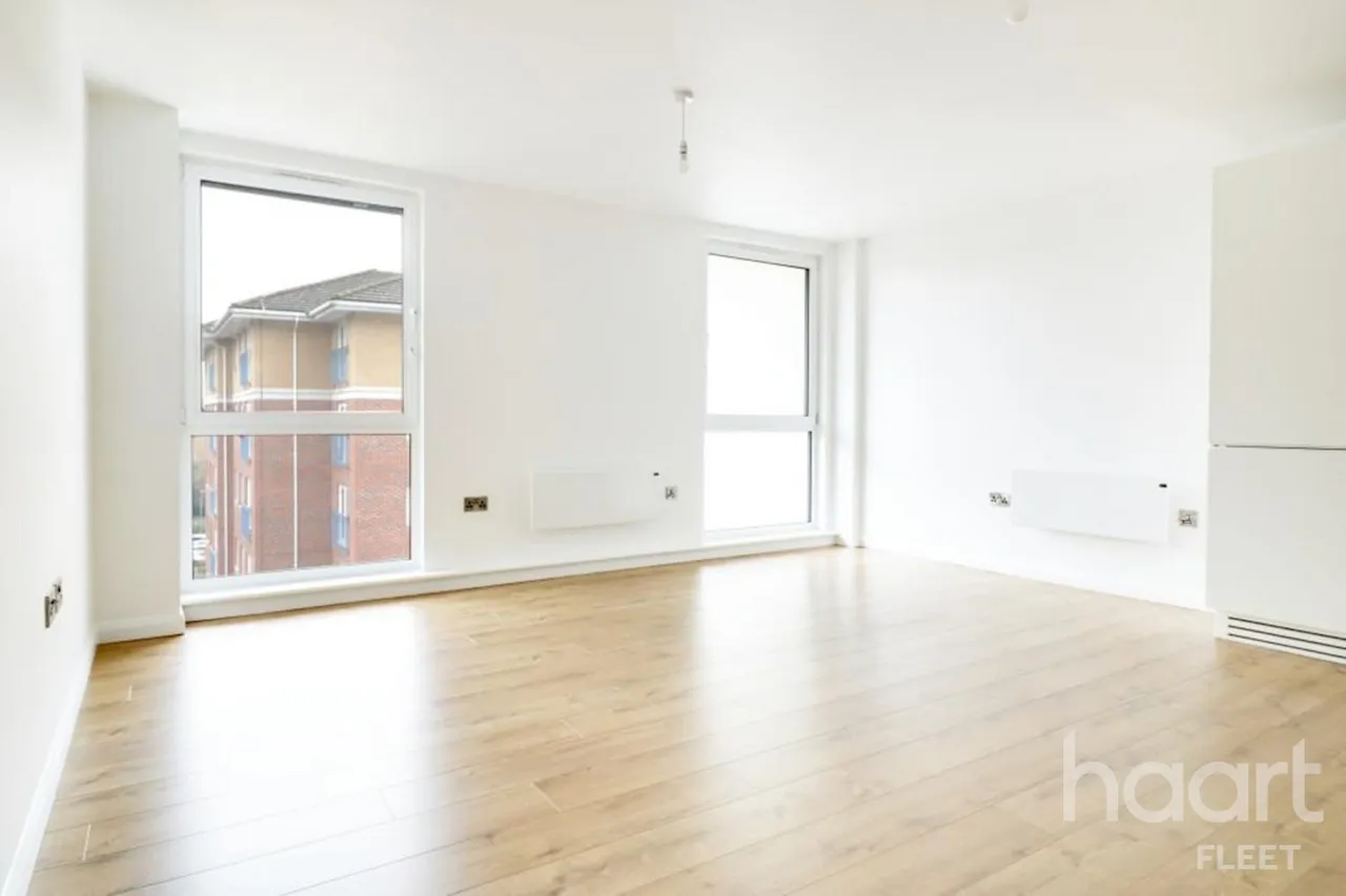 Farnborough Road, GU14, photo 4