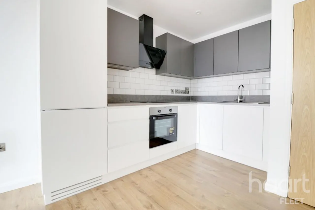 Farnborough Road, GU14, photo 2