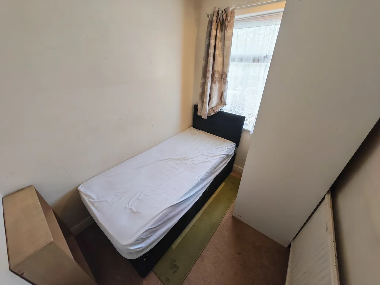 Wood End Lane, Northolt, UB5, photo 8