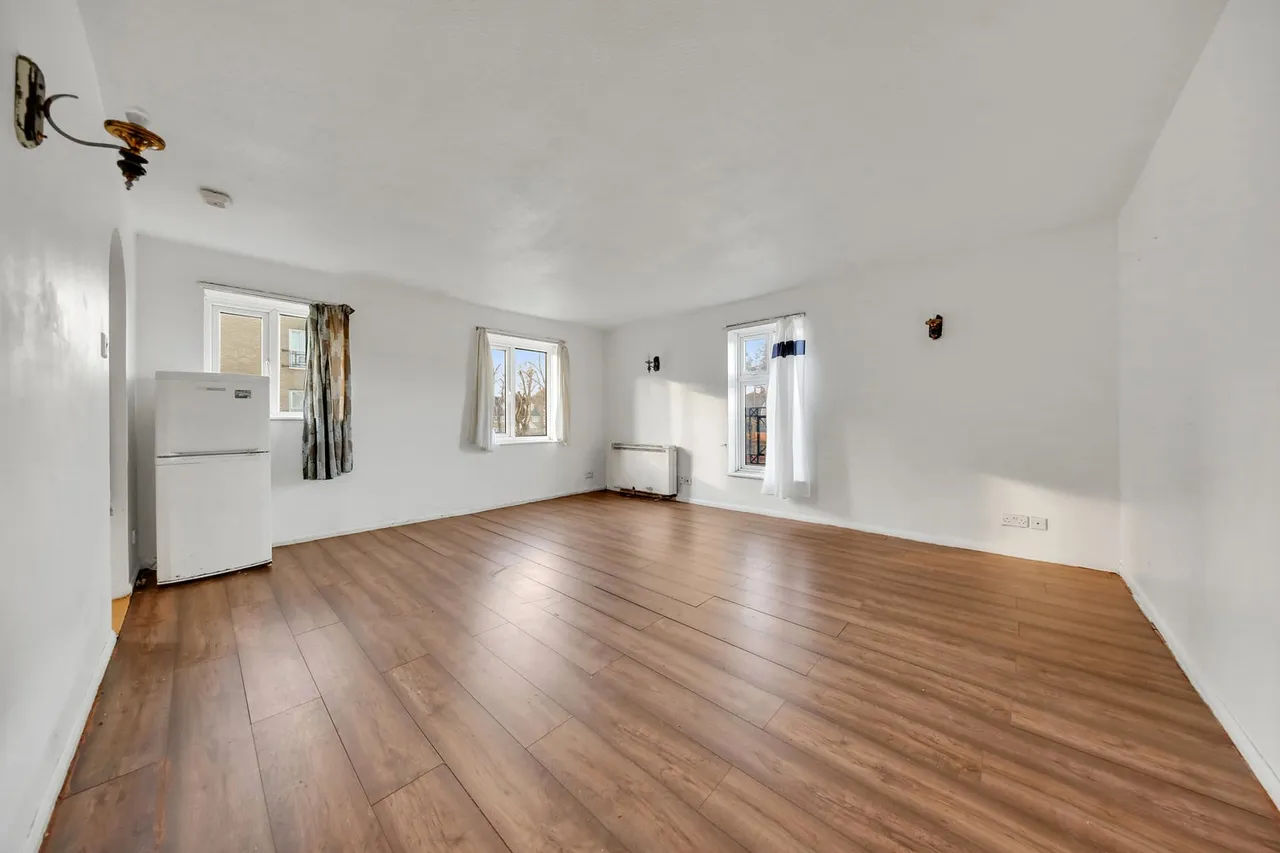 3 Ambassador Gardens, London, E6 5XH, photo 2