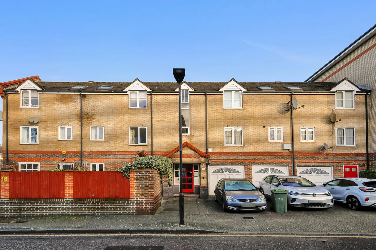 1 bed property for sale — 3 Ambassador Gardens, London, E6 5XH