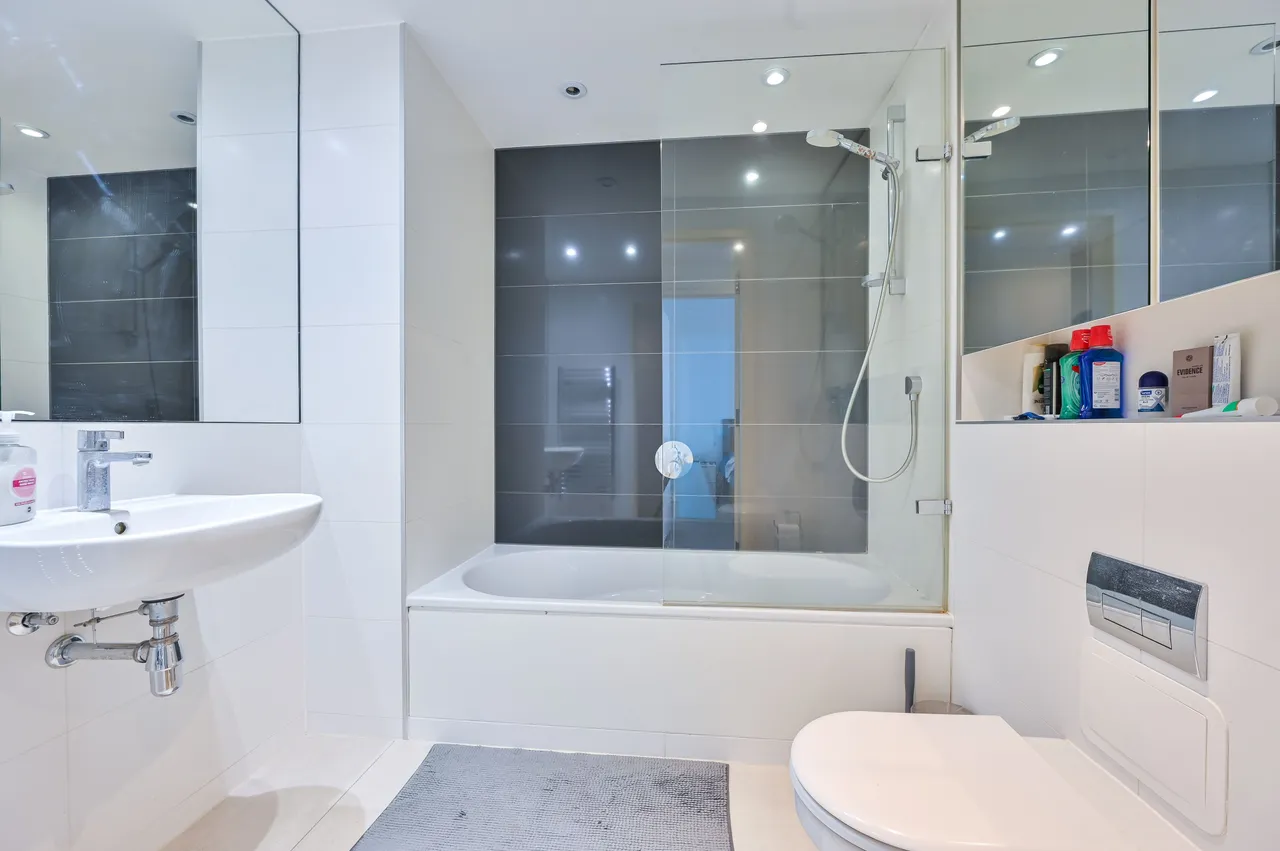 Apartment 3211, The Strata, 8 Walworth Road, London, photo 8
