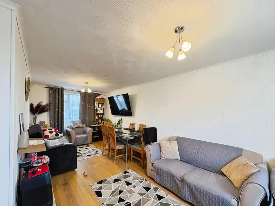 Tithe Farm Road, Houghton Regis, LU5, photo 2