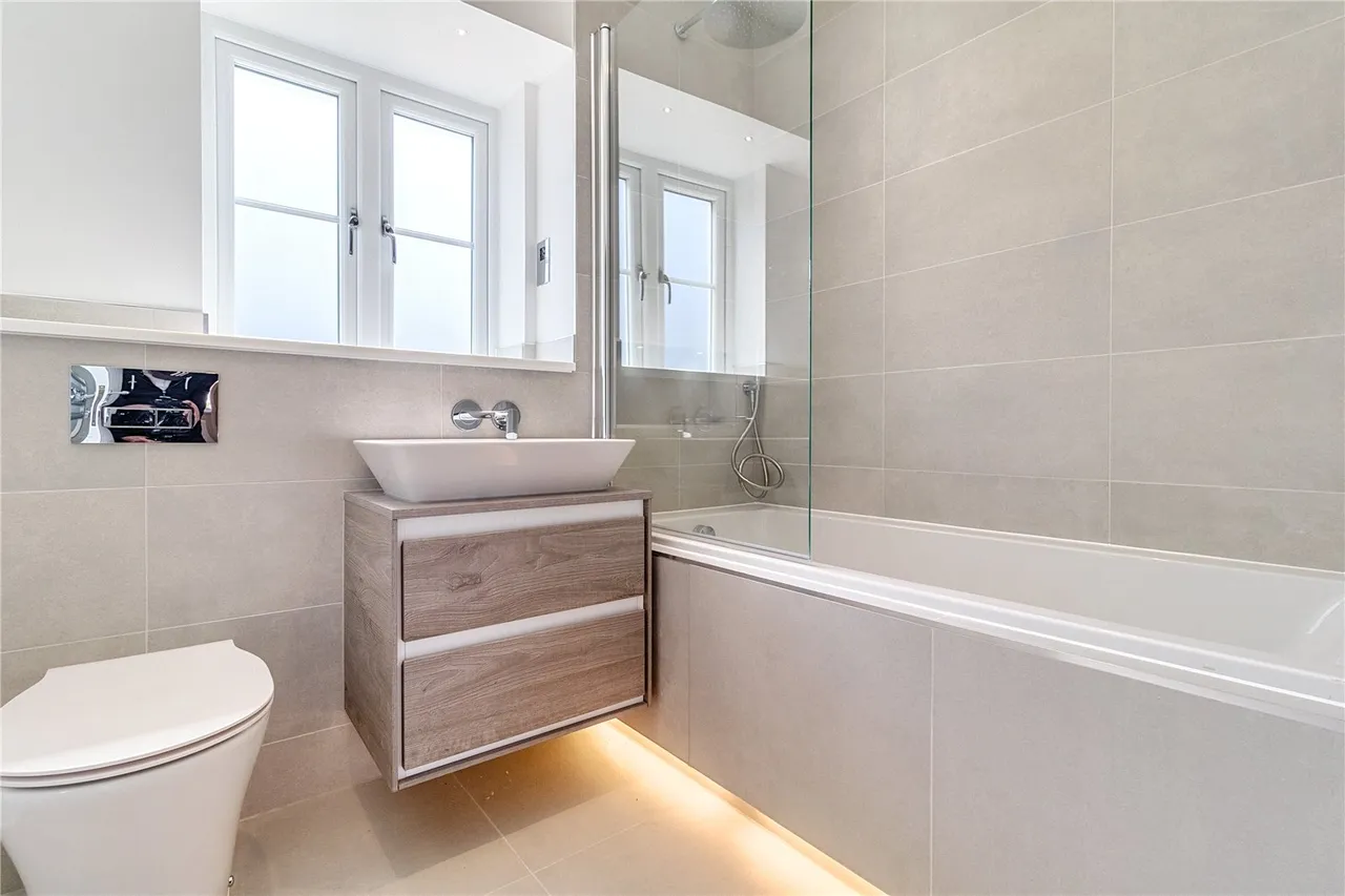 Moor Lane, Staines-Upon-Thames, TW18, photo 8