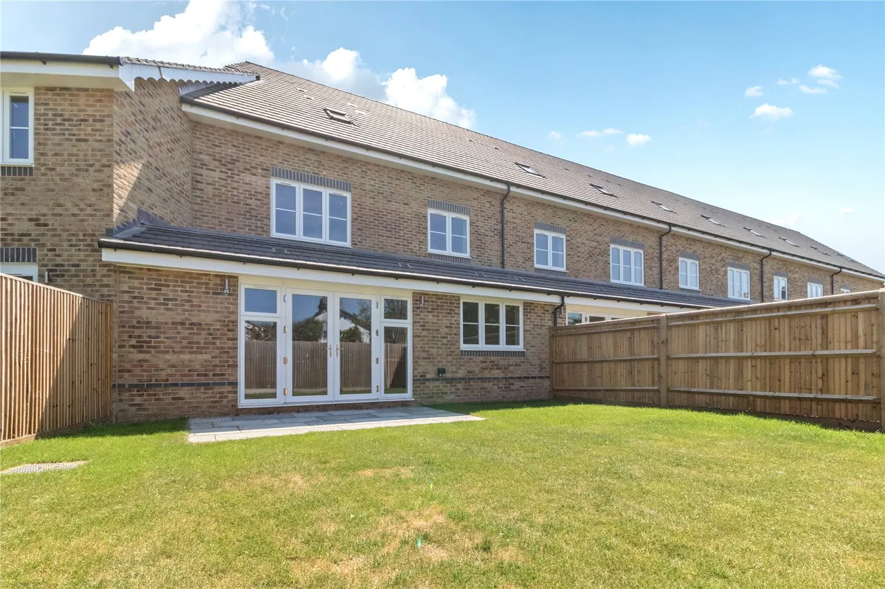 Moor Lane, Staines-Upon-Thames, TW18, photo 4