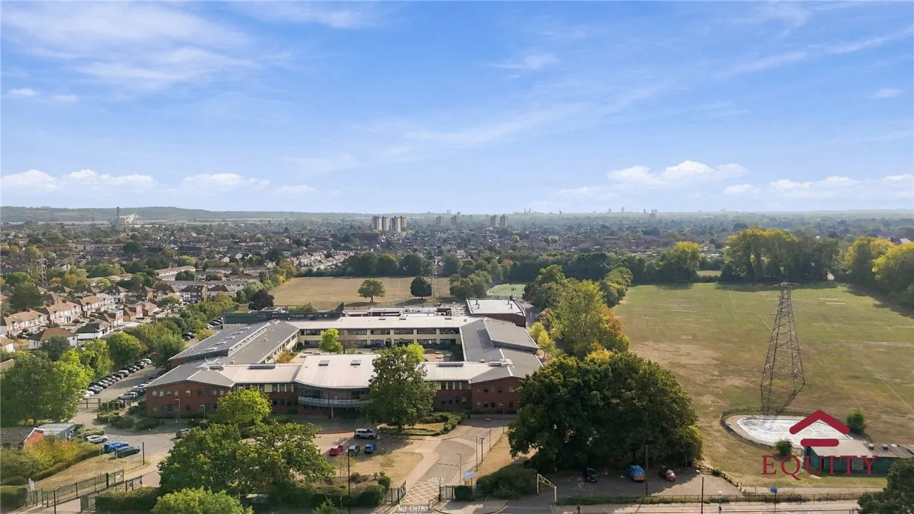 Holmesdale, Waltham Cross, EN8, photo 24