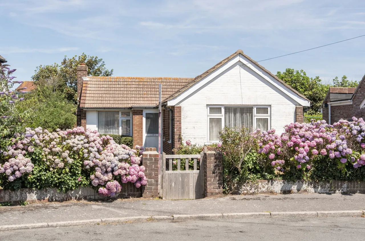 2 bed property for sale, Solent Road, East Wittering, PO20