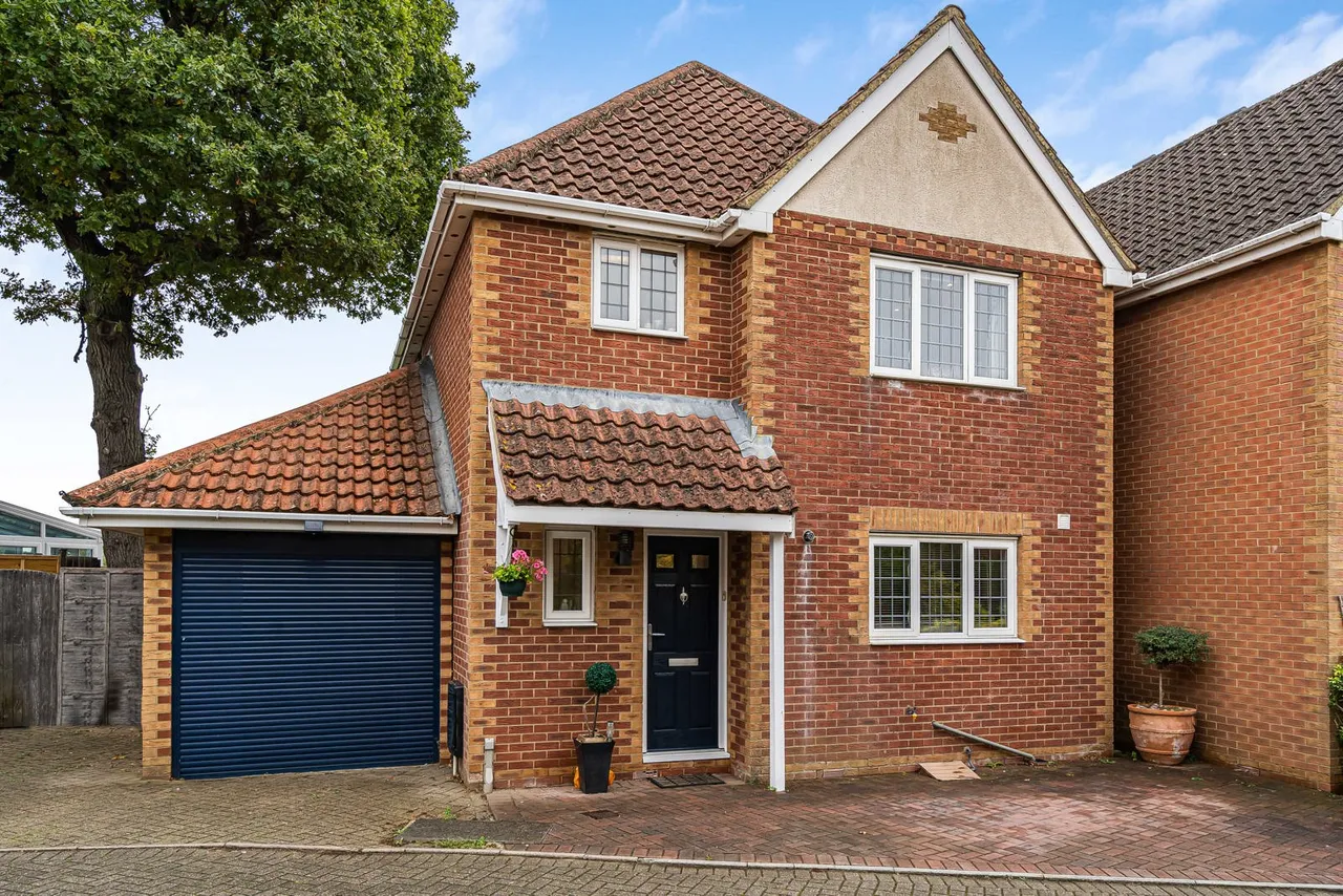 3 bed house for sale, Oaktrees, Ash, GU12