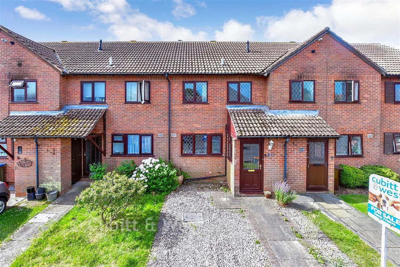 3 bed house for sale, Dinsdale Gardens, Rustington, BN16