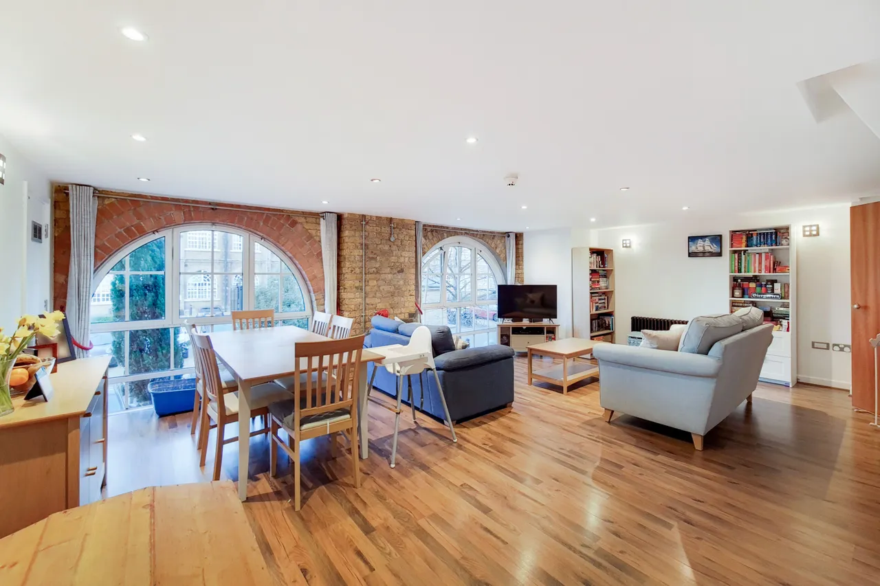 2 bed flat to rent, London, SE18