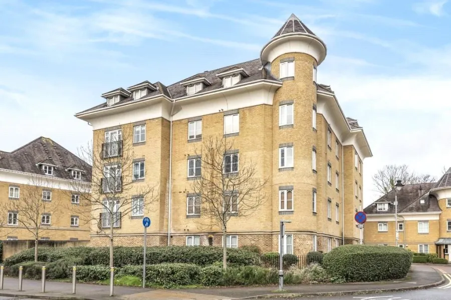 2 bed flat to rent, Century Court, Woking, GU21