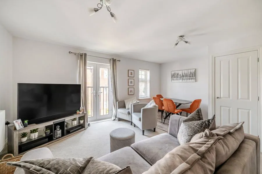 Gomer Road, Bagshot, GU19, photo 5