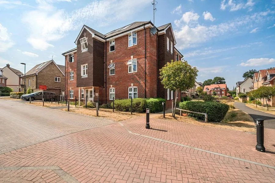 Gomer Road, Bagshot, GU19, photo 14