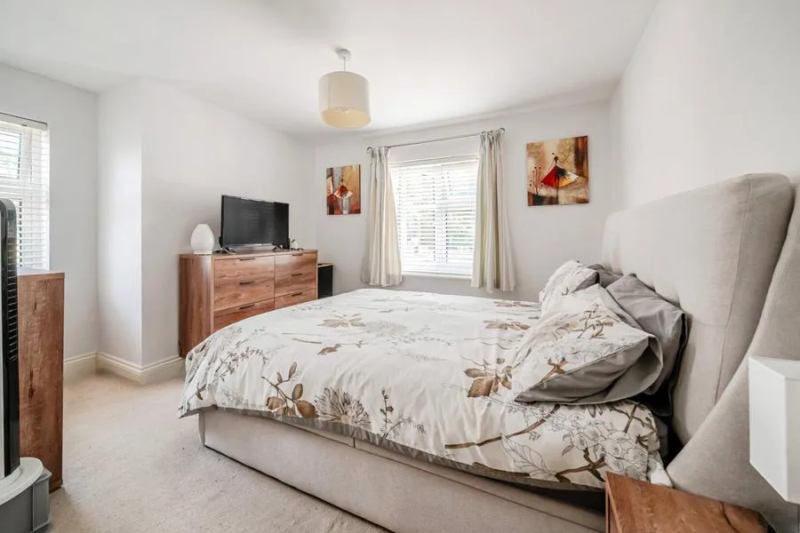 Gomer Road, Bagshot, GU19, photo 4