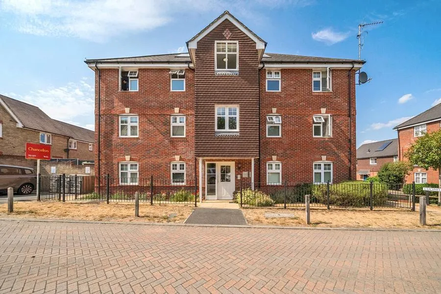 Gomer Road, Bagshot, GU19, photo 13