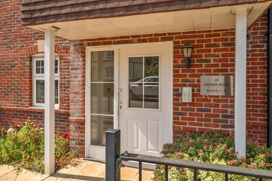 Gomer Road, Bagshot, GU19, photo 16