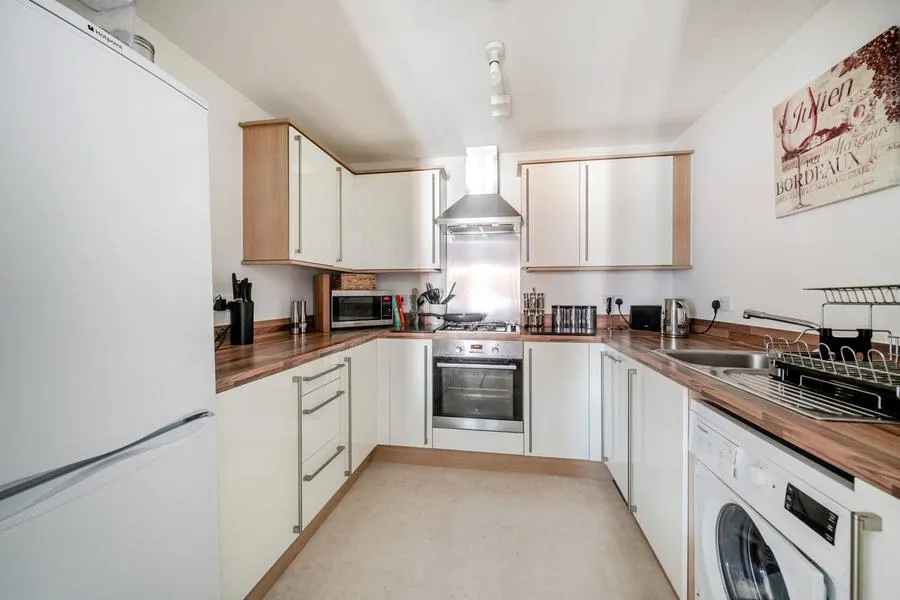 Gomer Road, Bagshot, GU19, photo 6