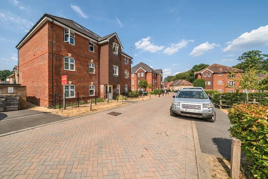 Gomer Road, Bagshot, GU19, photo 15