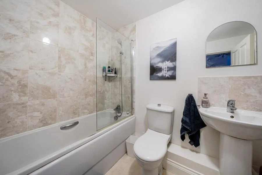 Gomer Road, Bagshot, GU19, photo 11